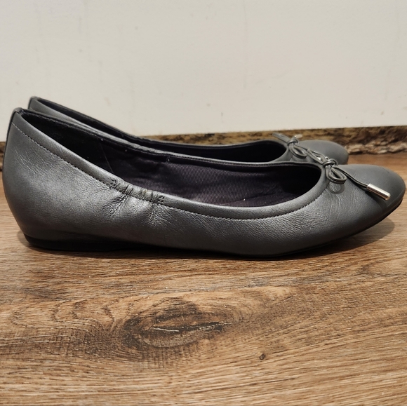 Rockport Size 9.5 Grey Flats - Picture 8 of 8